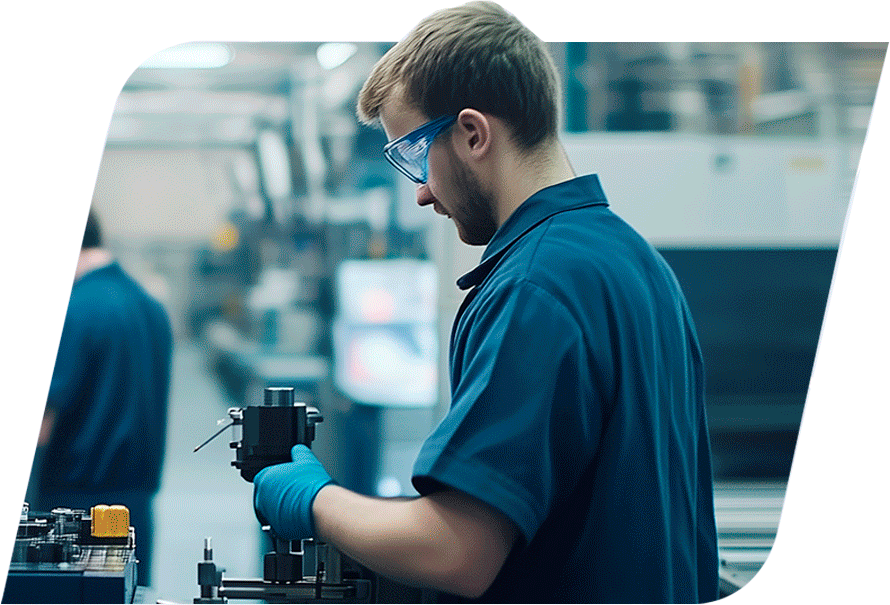 Técnico especializado trabalhando em equipamento industrial